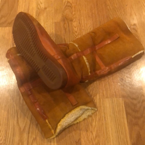 Caramel leather and suede warm and fuzzy inside. Size 10 - Picture 7 of 8